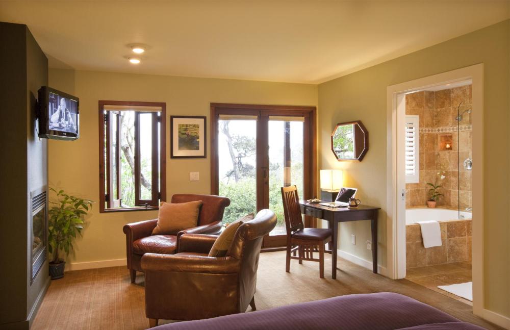 Deluxe Queen Room interior