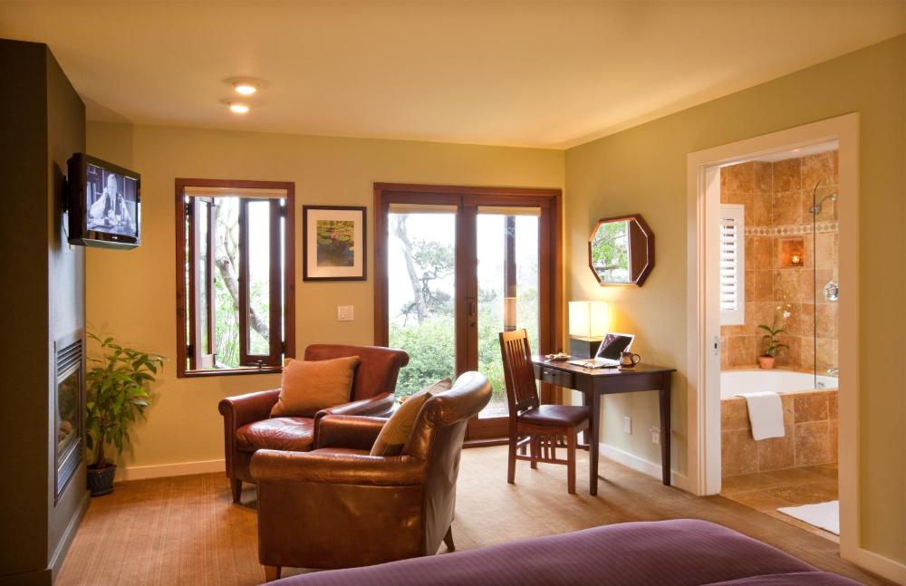 Standard King Room interior